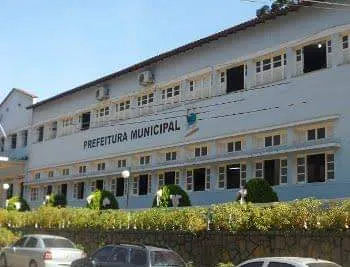 Prefeitura de Santa Teresa é processada por não controlar frequência de médicos