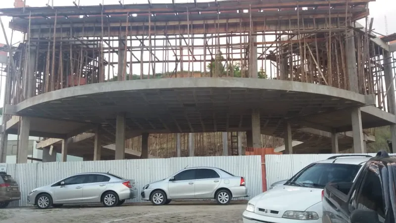 Retro escavadeira é furtada em pátio de igreja em Colatina