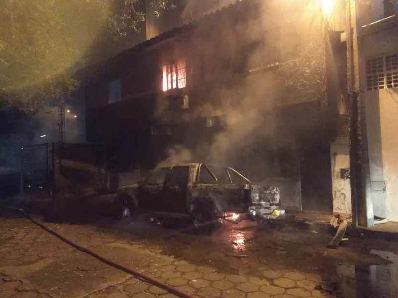 Incêndio em São Silvano atinge três veículos e premio