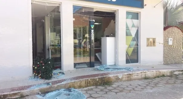 Bandidos usam explosivos para roubar agência bancária do Sicoob em distrito de Pancas