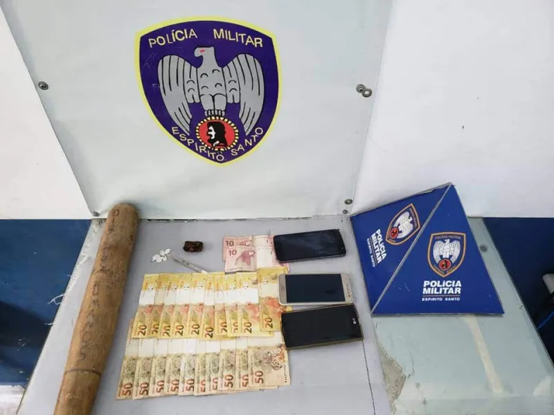 TRIO É APREENDIDO COM DROGAS E BASTÃO DE “DIREITOS HUMANOS”
