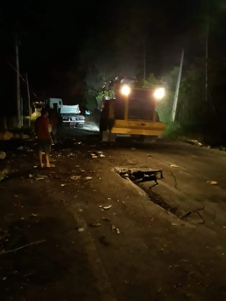 Carreta com blocos de granito tomba na ES-080, em São Domingos do Norte