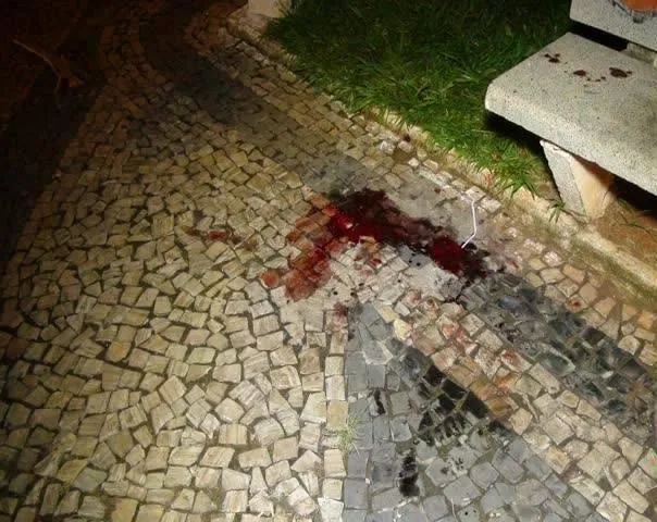 Taxistas impedem que moradora de rua seja espancada até a morte por ex namorado em plena Praça Municipal de Colatina