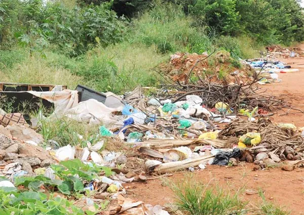 Sanear alerta moradores que fazem depósito de lixo em local proibido no bairro Honório Fraga