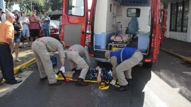 Motociclista atropela idoso na faixa de pedestre em São Silvano.
