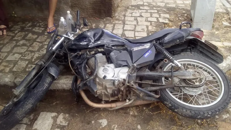 Carro colide com motocicleta e populares impedem fuga de motorista com sintomas de embriagues no Carlos Germano Numan