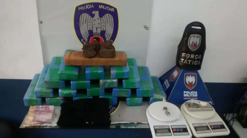 PM apreende 19 tabletes de maconha enterradas em terreno baldio de Colatina