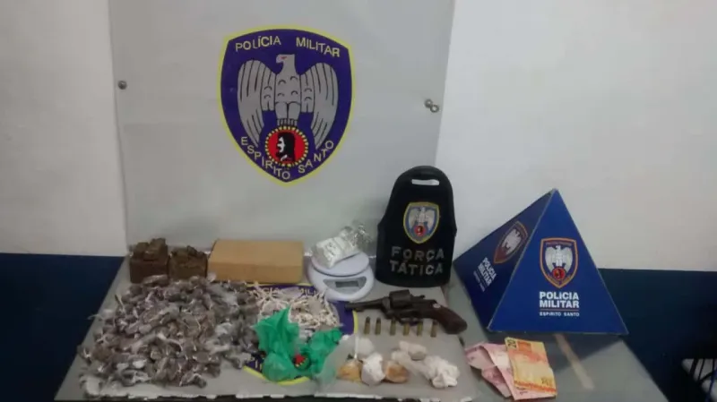 Dois menores apreendidos e um adulto preso por tráfico de drogas em Colatina