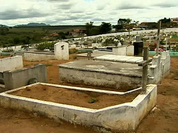 Polícia encontra droga escondida dentro de cemitério