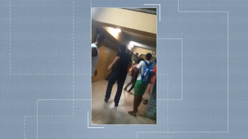 Confusão entre alunos e PMs acaba em tiro dentro de escola em Linhares