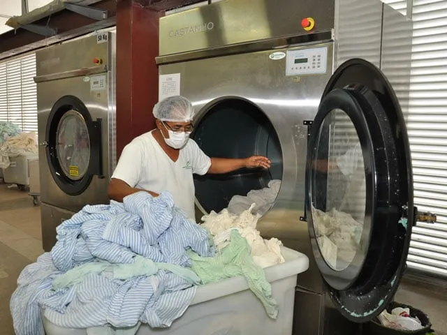 Lavanderia em Colatina é denunciada por lavar roupa de hospital com água imprópria