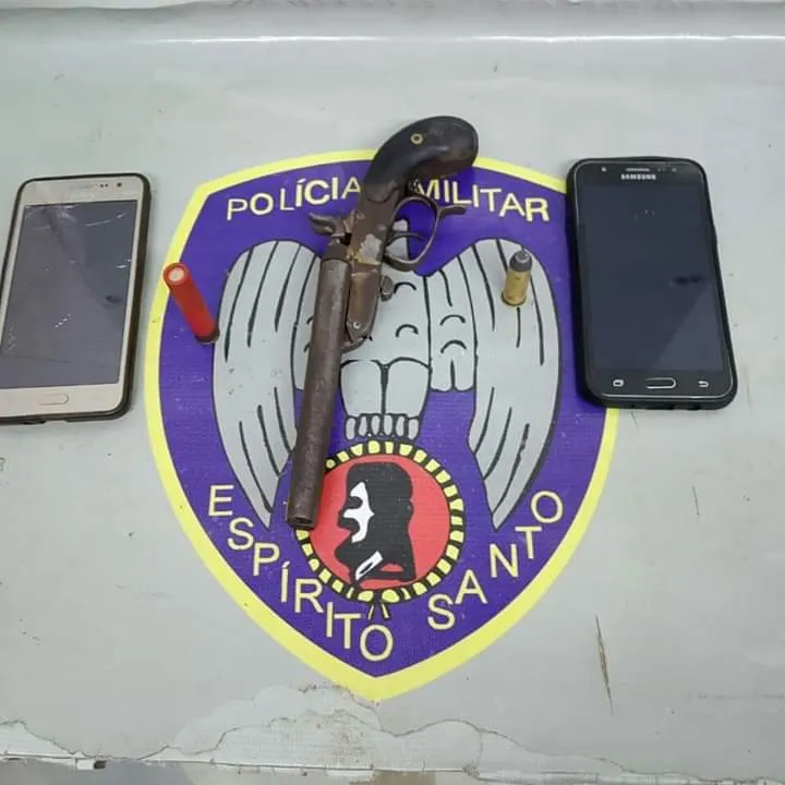 Polícia Militar prende dois homens e arma de fogo no bairro Perpétuo Socorro em Colatina
