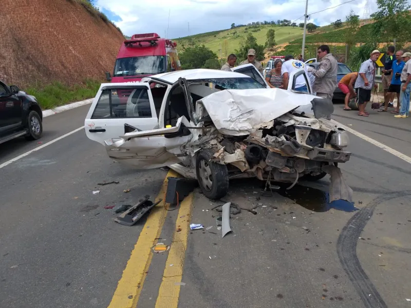 Acidente entre dois automóveis em São Domingos do Norte deixa colatinense ferida