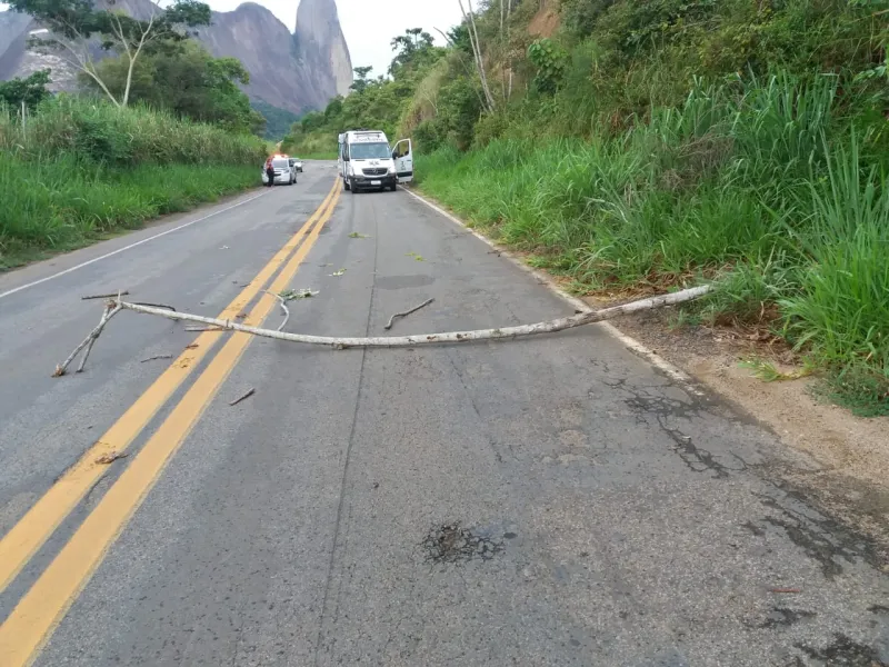 Acidente de motocicleta em Pancas. Uma pessoa ficou ferida gravemente e duas com ferimentos parciais
