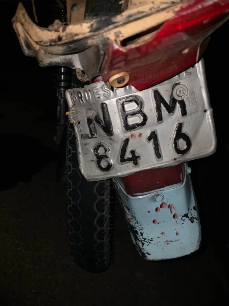 Carro bate na traseira de motocicleta e causa acidente gravíssimo em Colatina