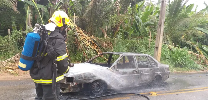 Carro pega fogo no bairro 15 de Outubro em Colatina