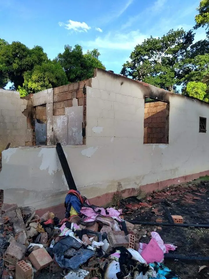 Incêndio em São Roque do Canaã deixa família apenas com a roupa do corpo.