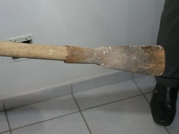 Homem agride mulher com cavadeira em Colatina