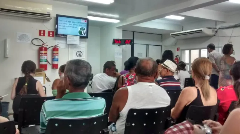População reclama de demora no atendimento da Farmácia Pública Municipal de Colatina. Em alguns casos à espera chega a duas horas