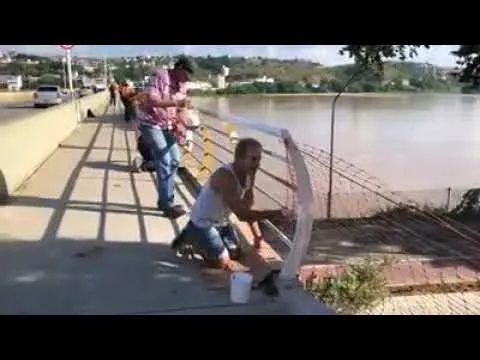Prefeito Sérgio Meneguelli faz o segundo mutirão para pintar o corrimão da Ponte Florentino Avidos