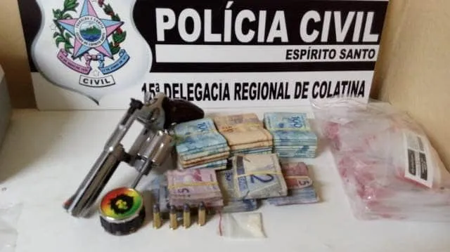 Com 29 mil em dinheiro, arma e drogas traficante é preso pela Polícia Civil no bairro Riviera em Colatina