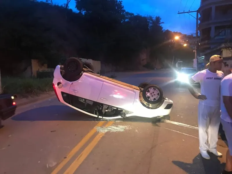 Carro capota no bairro Carlos Germano Naumann
