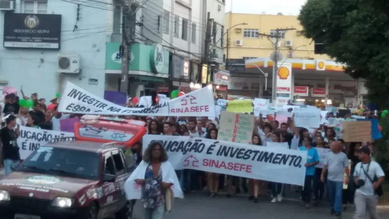 Manifestação de alunos do Ifes e entidades levam milhares para as ruas em Colatina