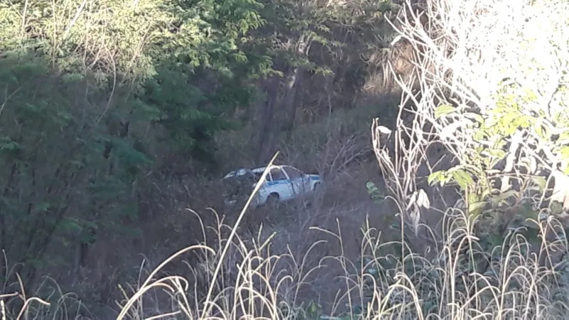 Carro cai em ribanceira ao passar por estrada que liga o bairro Airton Sena ao Soela III