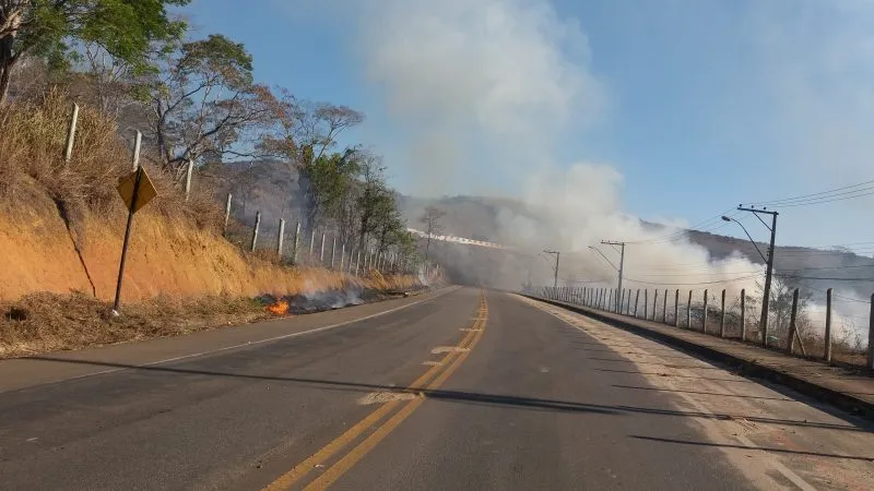 15 incêndios neste domingo. Na região de Barbados um automóvel foi queimado