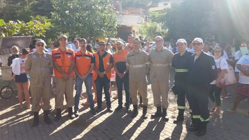 Corpo de Bombeiros e Defesa Civil promoveram neste sábado um simulado assistido de abandono de áreas de risco no Bairro São Marcos