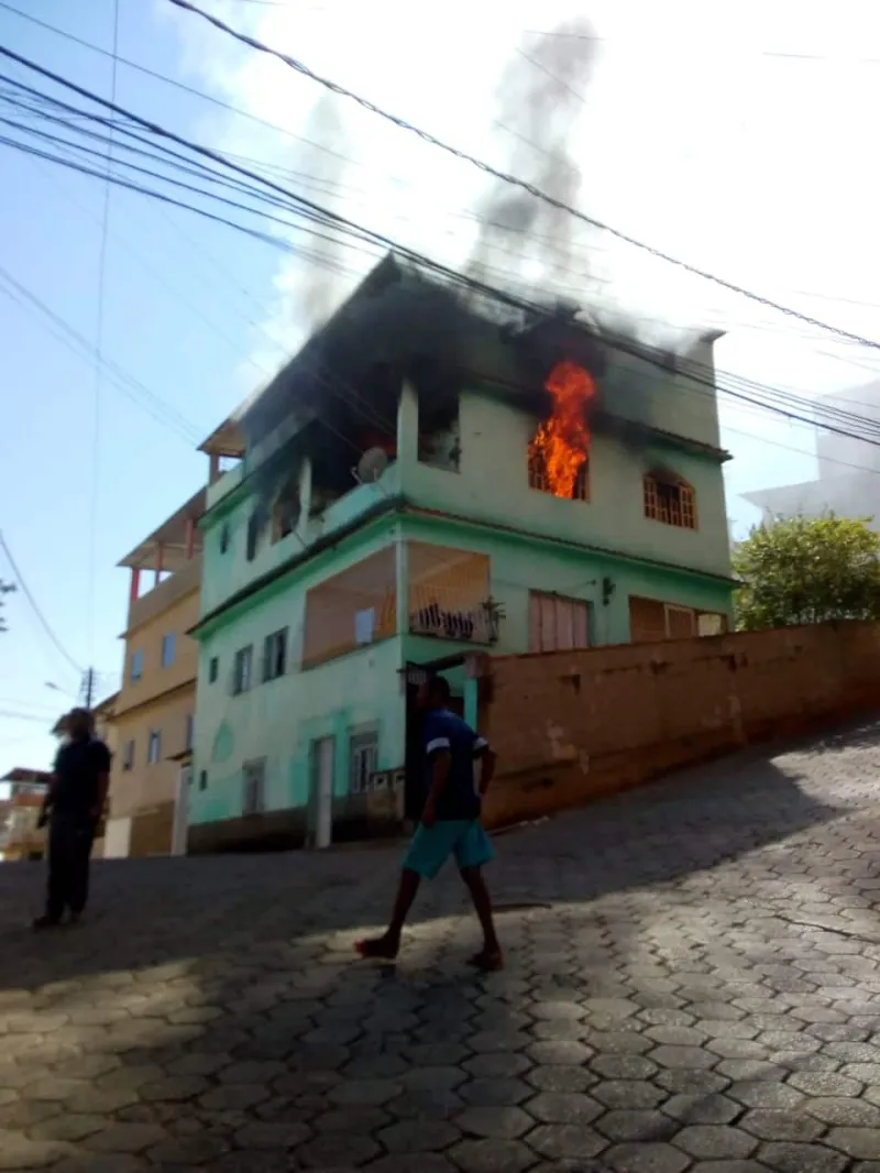 Incêndio destrói segundo andar de residência no Bairro Operário em Colatina