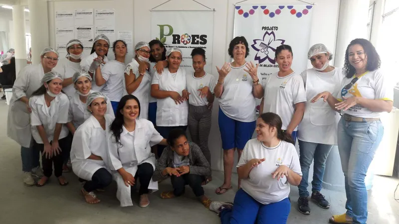 Projeto da Cáritas Diocesana recebe alunas da Apae para um dia de beleza