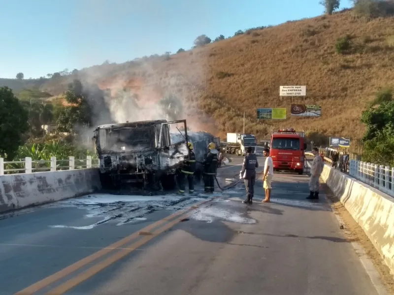 Urgente: Carreta bate em mureta na Ponte do Pancas em Colatina e pega fogo