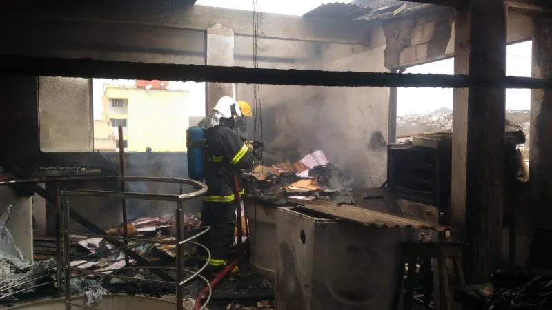 Urgente: sobrado pega fogo no Bairro Aparecida e destrói terceiro andar. Bombeiros agiram com rapidez