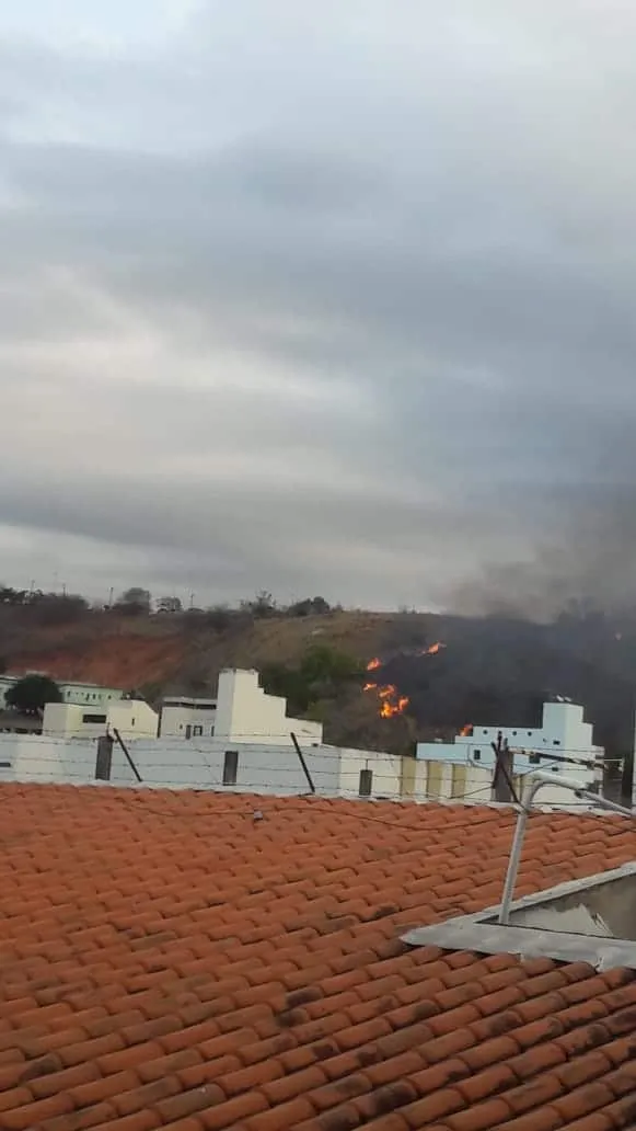 Urgente: Bombeiros trabalham intensamente para debelar fogo na subida do bairro Moacir Brotas