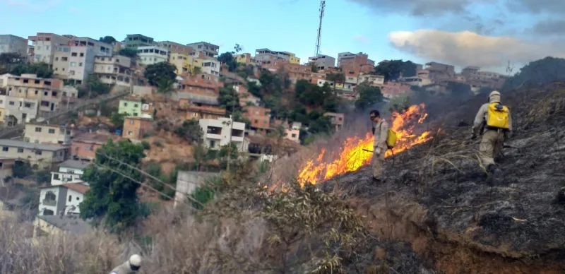 Bombeiros levam 7 horas para combater incêndio de grandes proporções no bairro Moacir Brotas