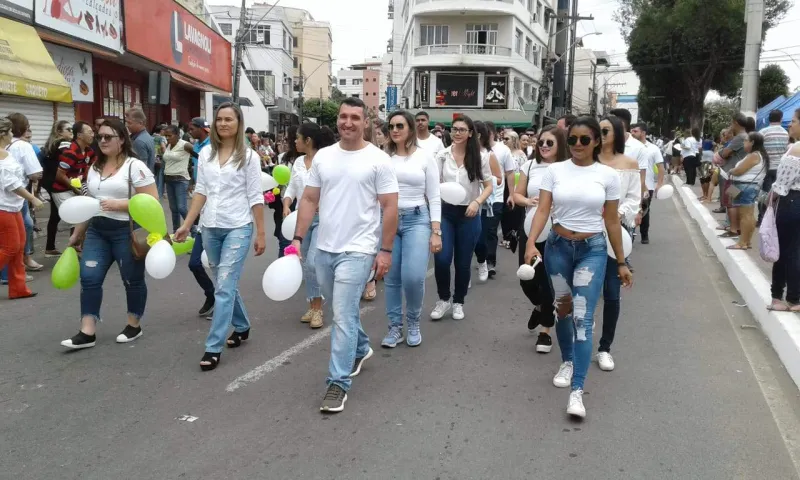 Com o tema “É Preciso Paz pra Poder Sorrir” o desfile cívico de Colatina foi um grande sucesso