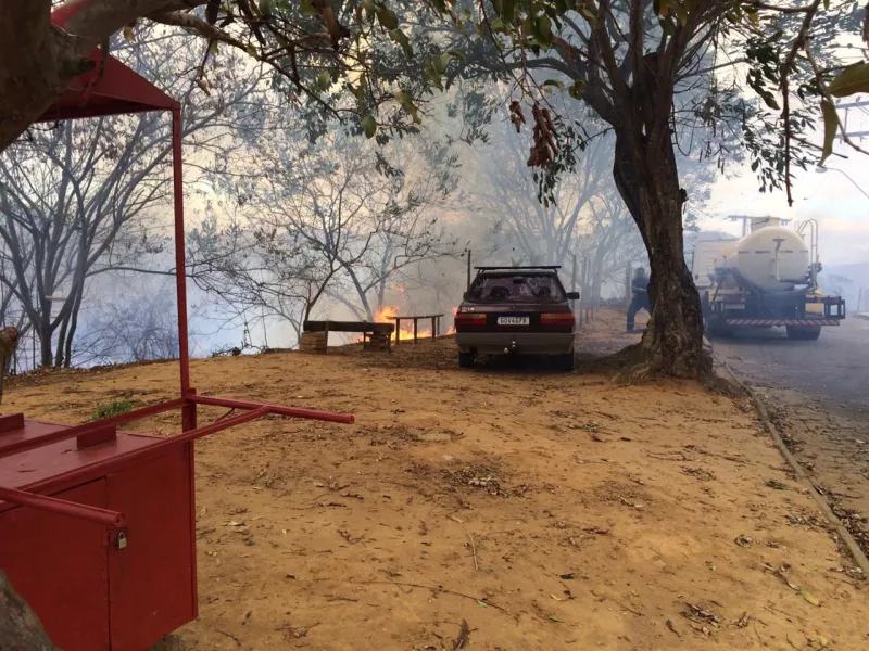 Corpo de Bombeiros de Colatina luta por 6 horas para debelar incêndio no Bairro Vista da Serra