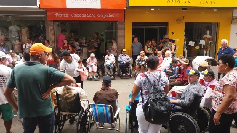 Asilo leva idosos ao centro de Colatina para diminuir depressão