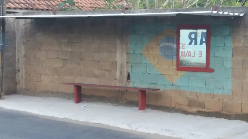 Cansados de esperar, moradores constroem abrigo em ponto de ônibus após 40 anos de reivindicação não atendida em Colatina