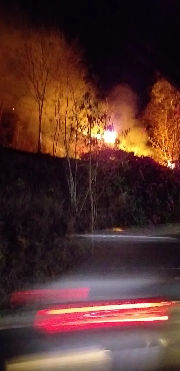 Incêndio próximo ao edifício Flamboyant em Maria das Graças leva preocupação aos moradores