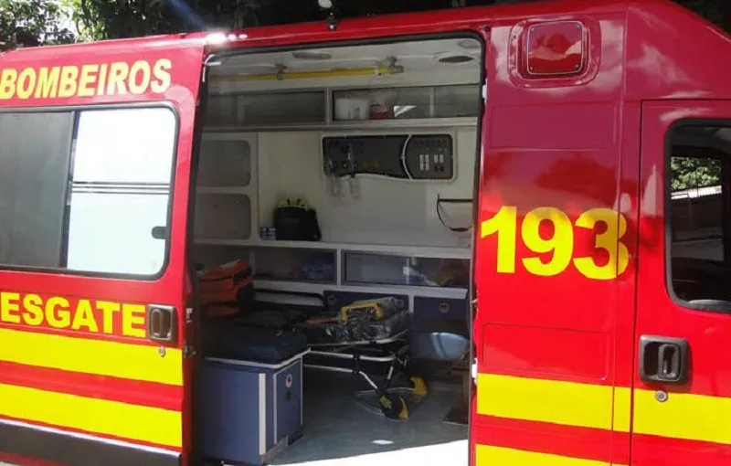 Motorista fica preso às ferragens após Fiorino bater de frente com caminhão na BR-101, em Linhares