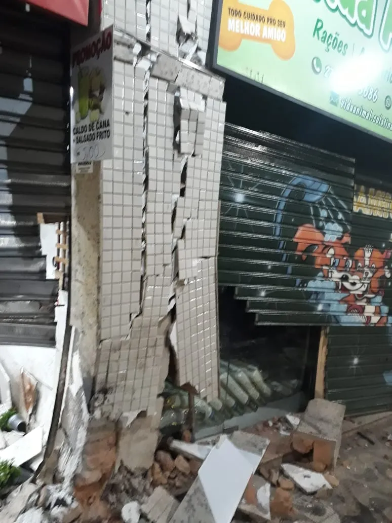 Motorista perde controle de veículo e colide contra lojas na Avenida Silvio Avidos nesta madrugada