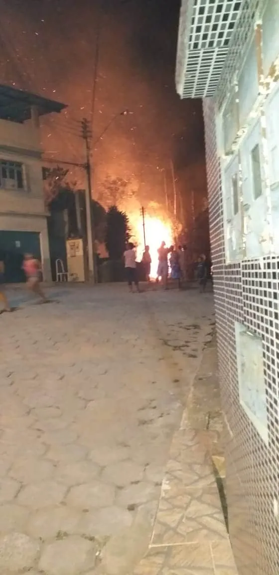 Fogo e pânico na Vila. Moradores viram as chamas quase tomarem suas casas
