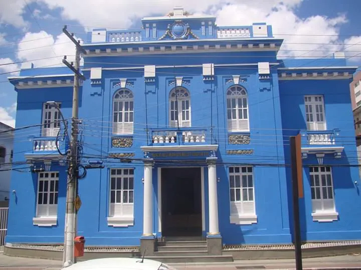 O baile dos camaleões: vereadores de Colatina trocam de lado e expõem a política da conveniência