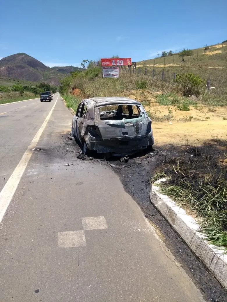 Automóvel pega fogo em Colatina. Em pânico, motorista escapa das chamas