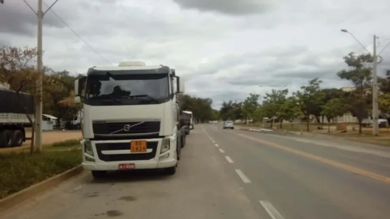 Carretas estacionadas na BR 259 em Colatina, colocam em risco passageiros que embarcam no bairro Colúmbia