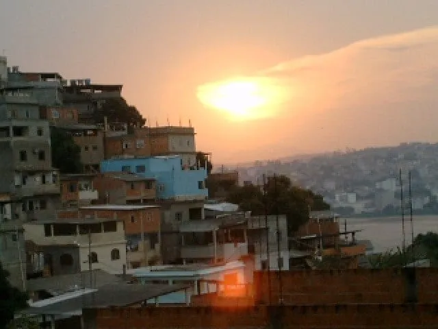Defesa Civil interdita ponto comercial no bairro Colatina Velha por risco de queda de bloco rochoso