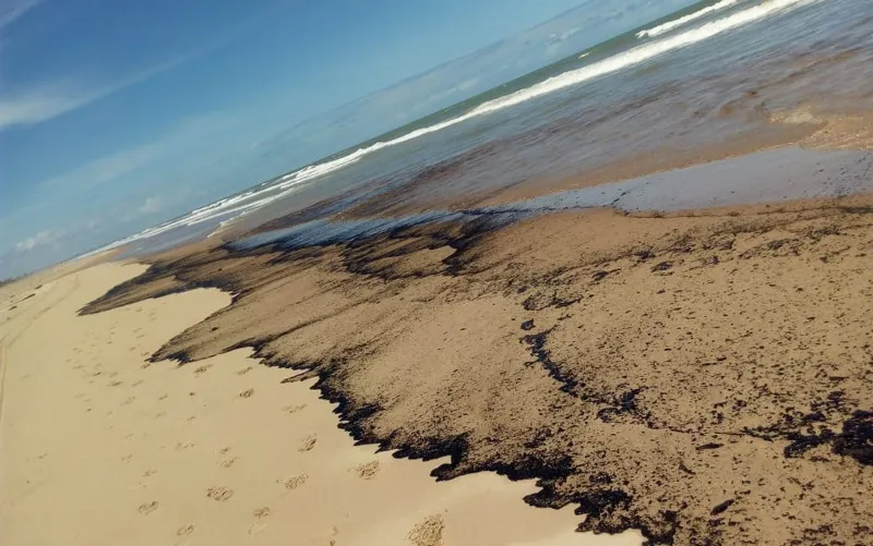 Óleo chega ao litoral capixaba e poderá atingir as praias mais frequentadas pelos colatinenses