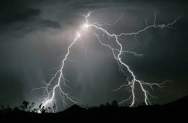 Inpe emite alerta de tempestade de raios para Colatina e mais 59 cidades do ES